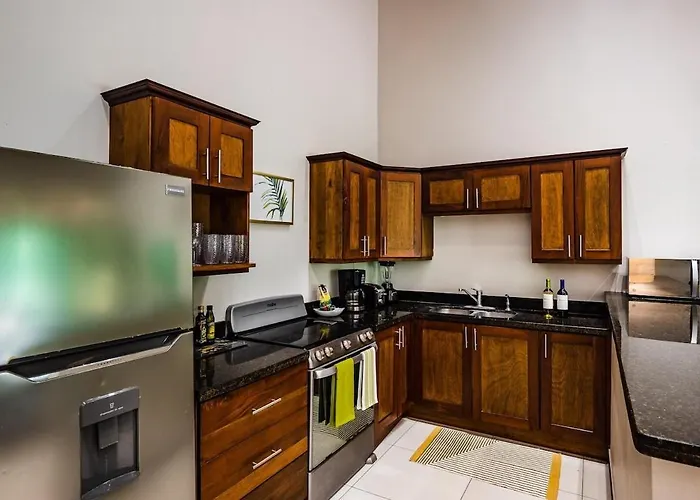 Villa Renovated 3 Bd Walkable Pool *