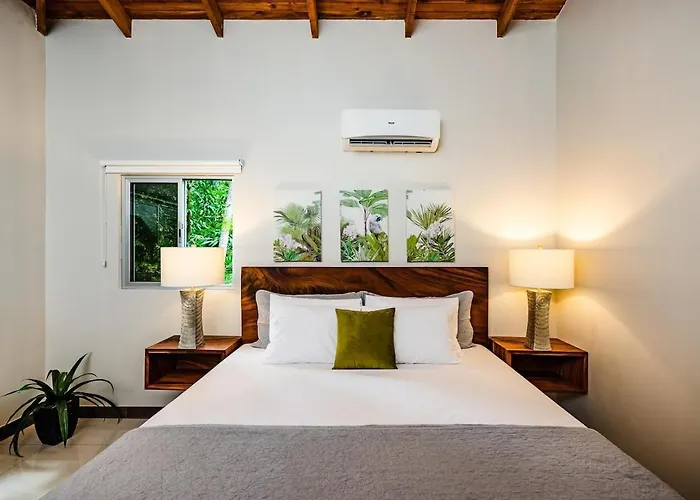 Villa Renovated 3 Bd Walkable Pool *