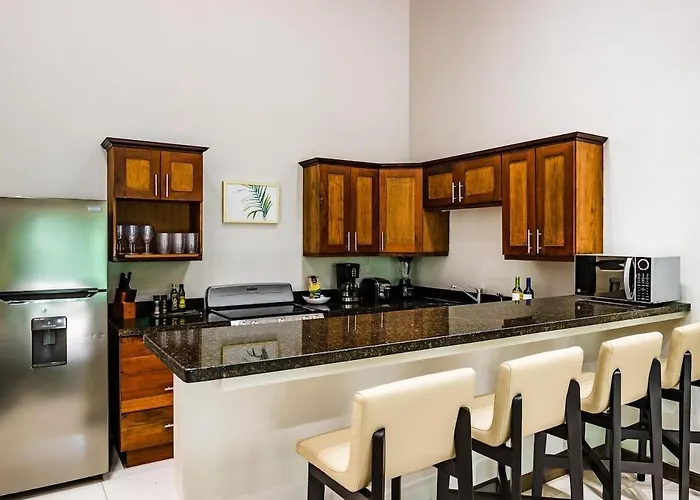 Villa Renovated 3 Bd Walkable Pool