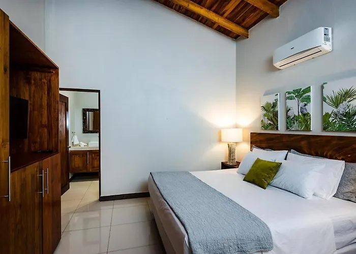 Villa Renovated 3 Bd Walkable Pool *