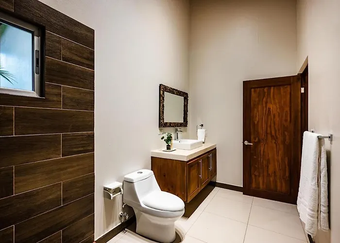 Renovated 3 Bd Walkable Pool Villa