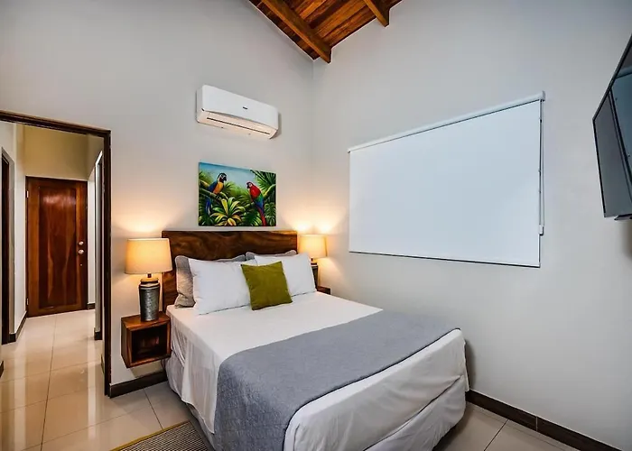 Renovated 3 Bd Walkable Pool Villa