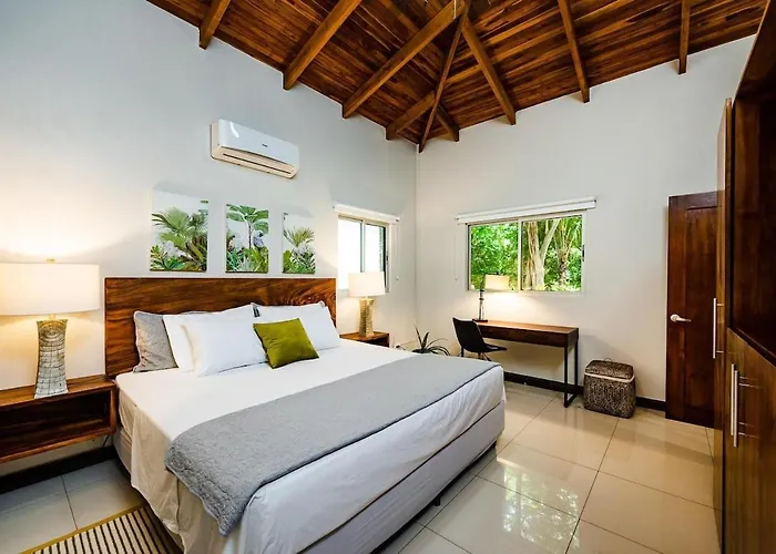 Villa Renovated 3 Bd Walkable Pool