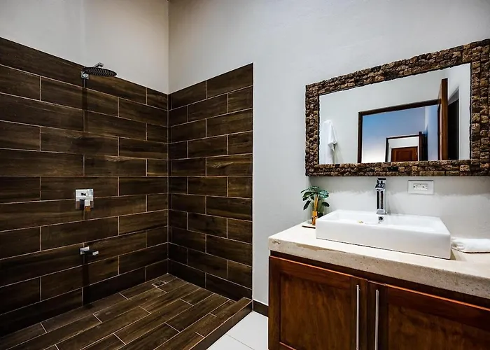 Renovated 3 Bd Walkable Pool *