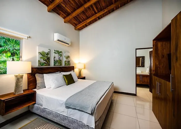 Renovated 3 Bd Walkable Pool Villa